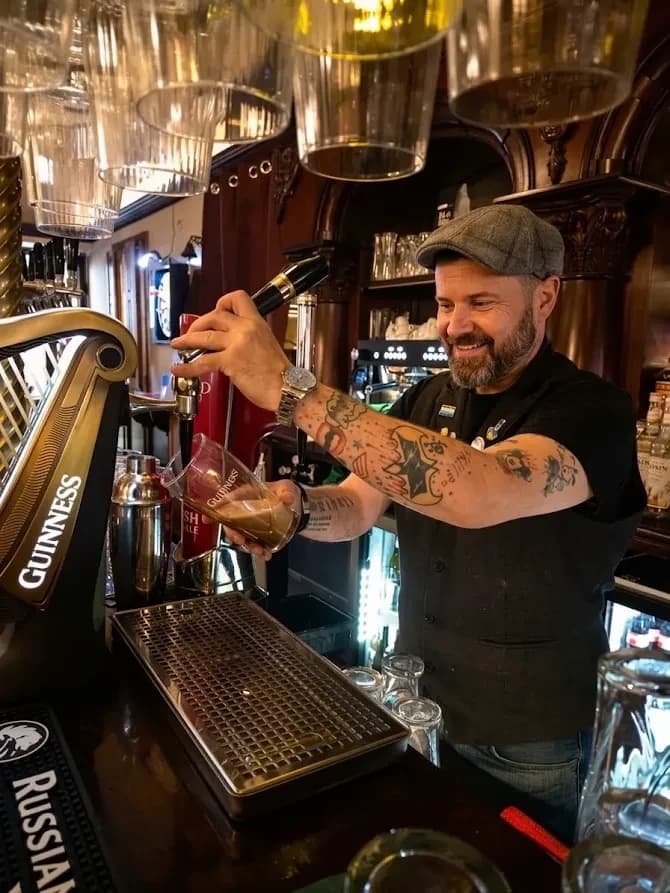 Soós Tamás bartender Guinnesst csapol a pultnál
