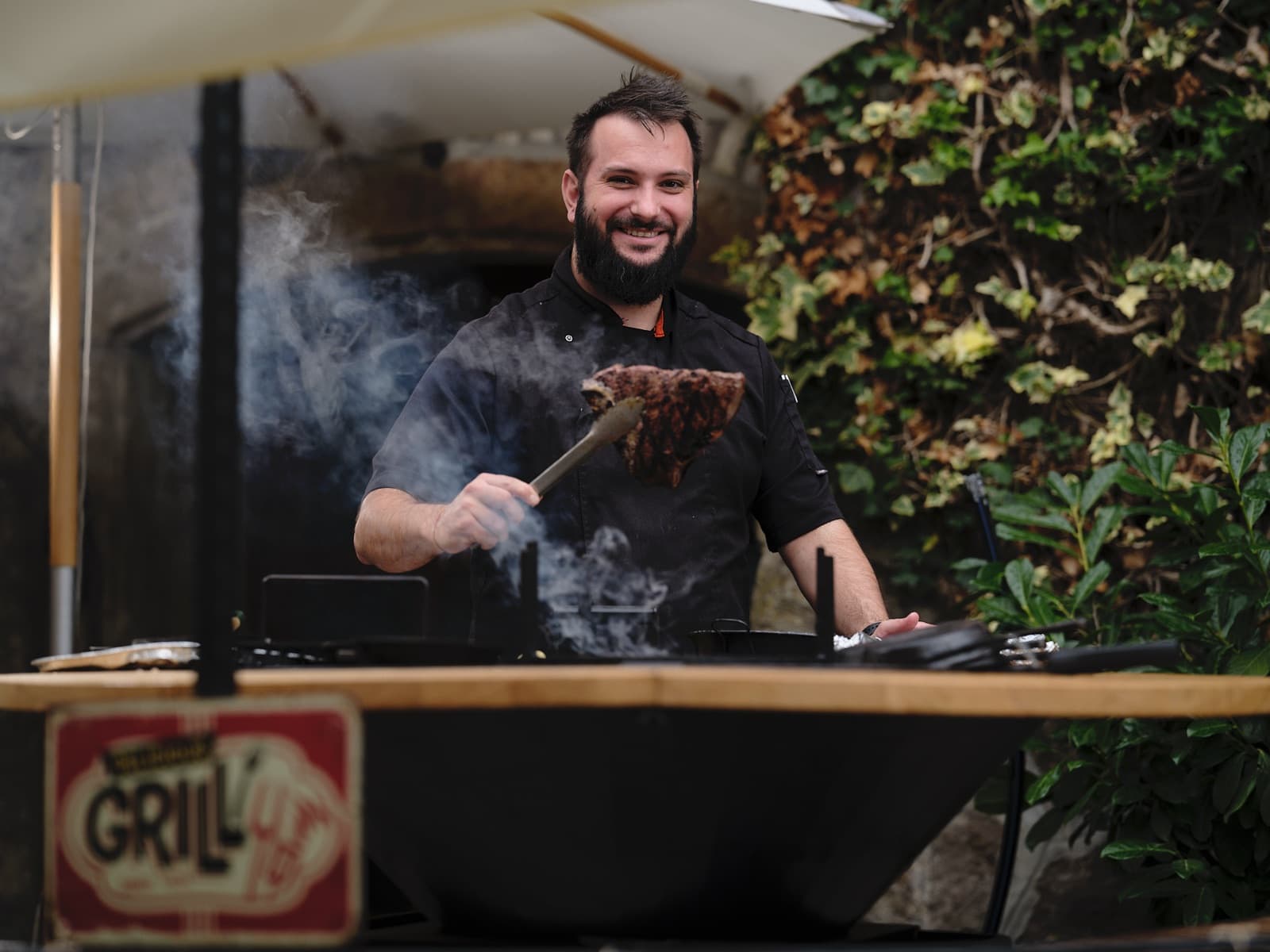 Soós Tamás chef a grillnél