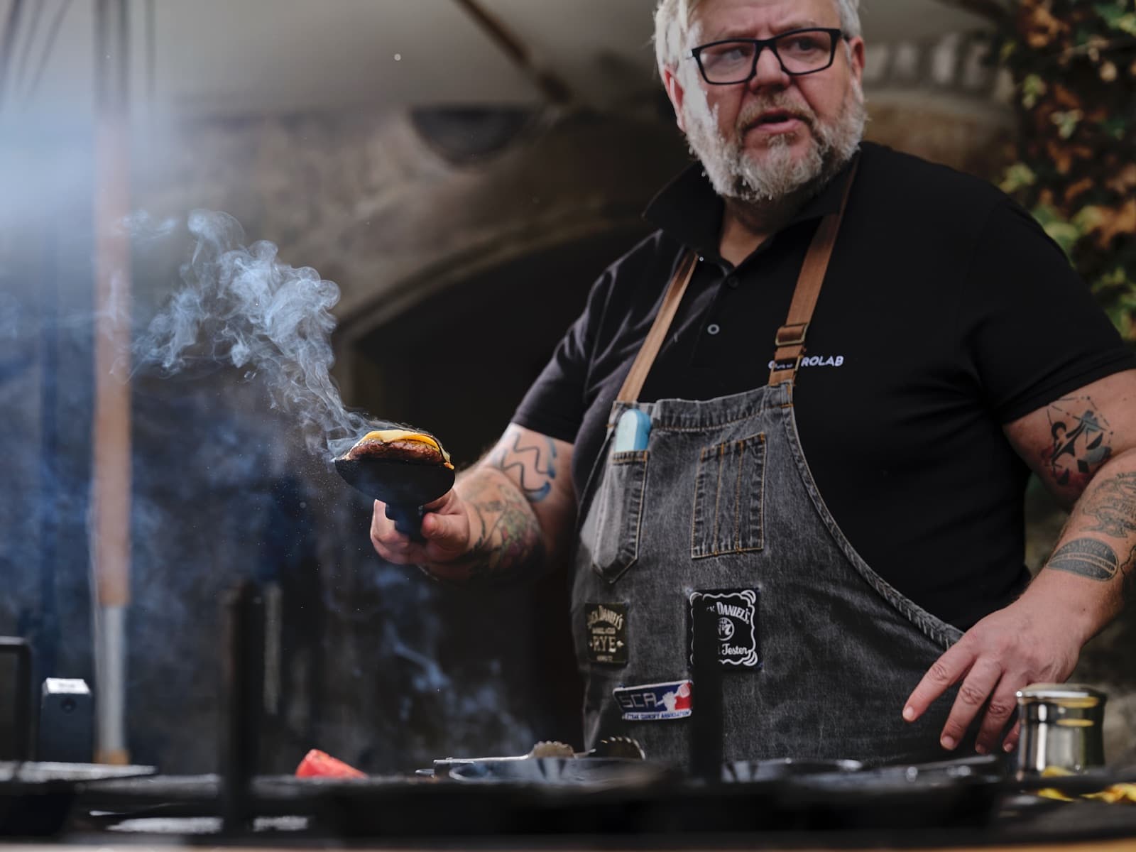 Falvai János üzletvezető a grill mellett
