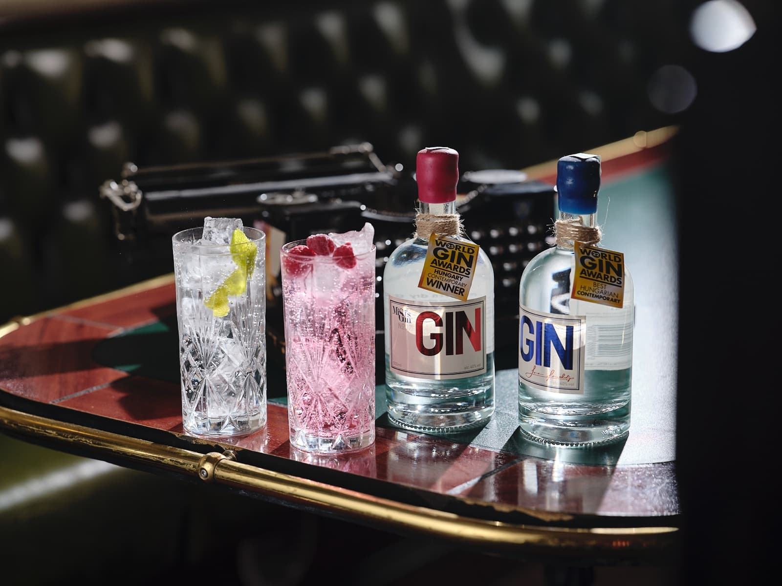 Misi's Gin palackok gin-tonikkal a pulton