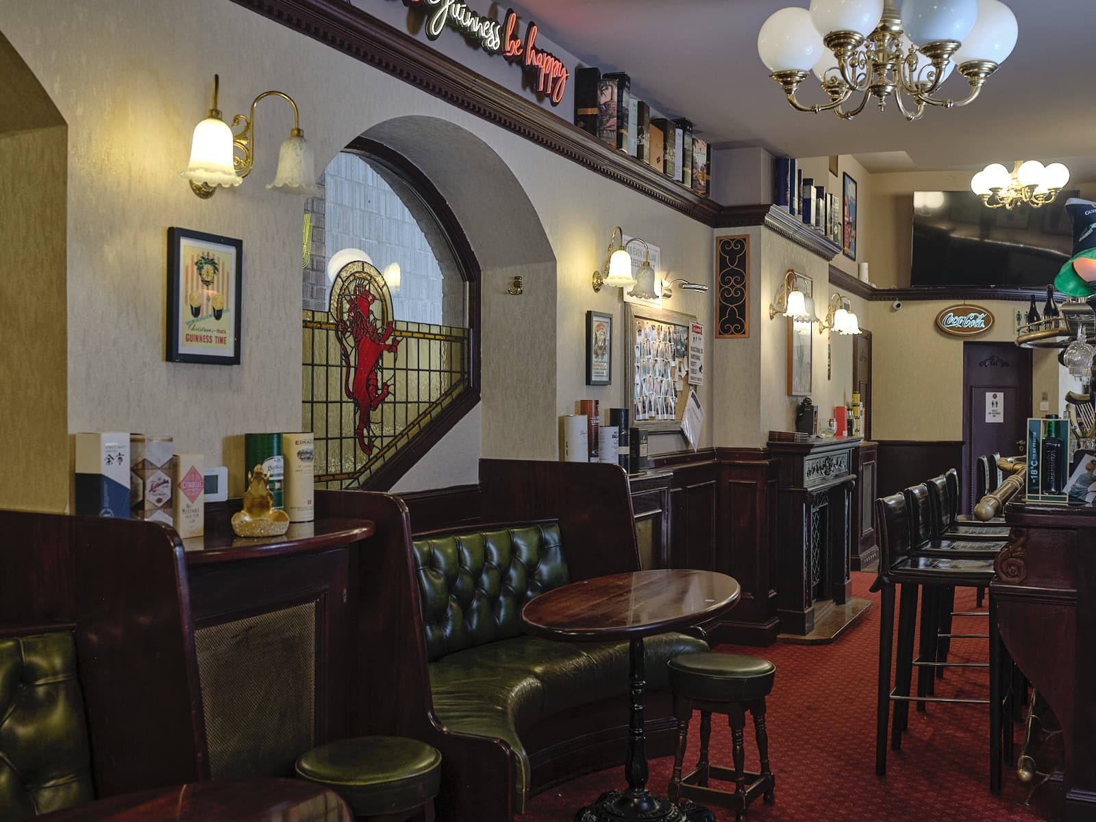 A pub belső tere bőr boxokkal és csillárokkal