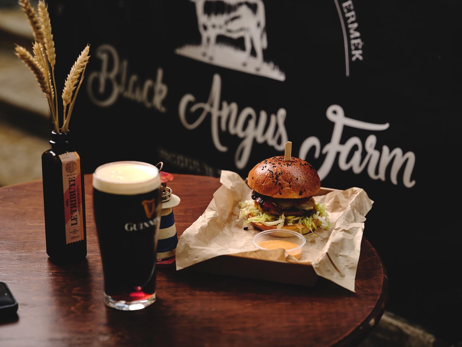 Burger és sör a kerti asztalon