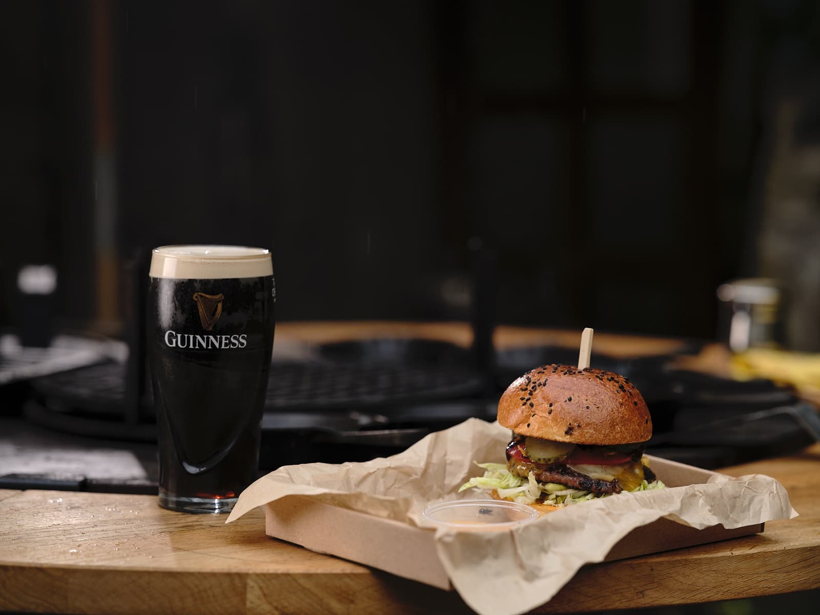 Burger egy korsó Guinness mellett