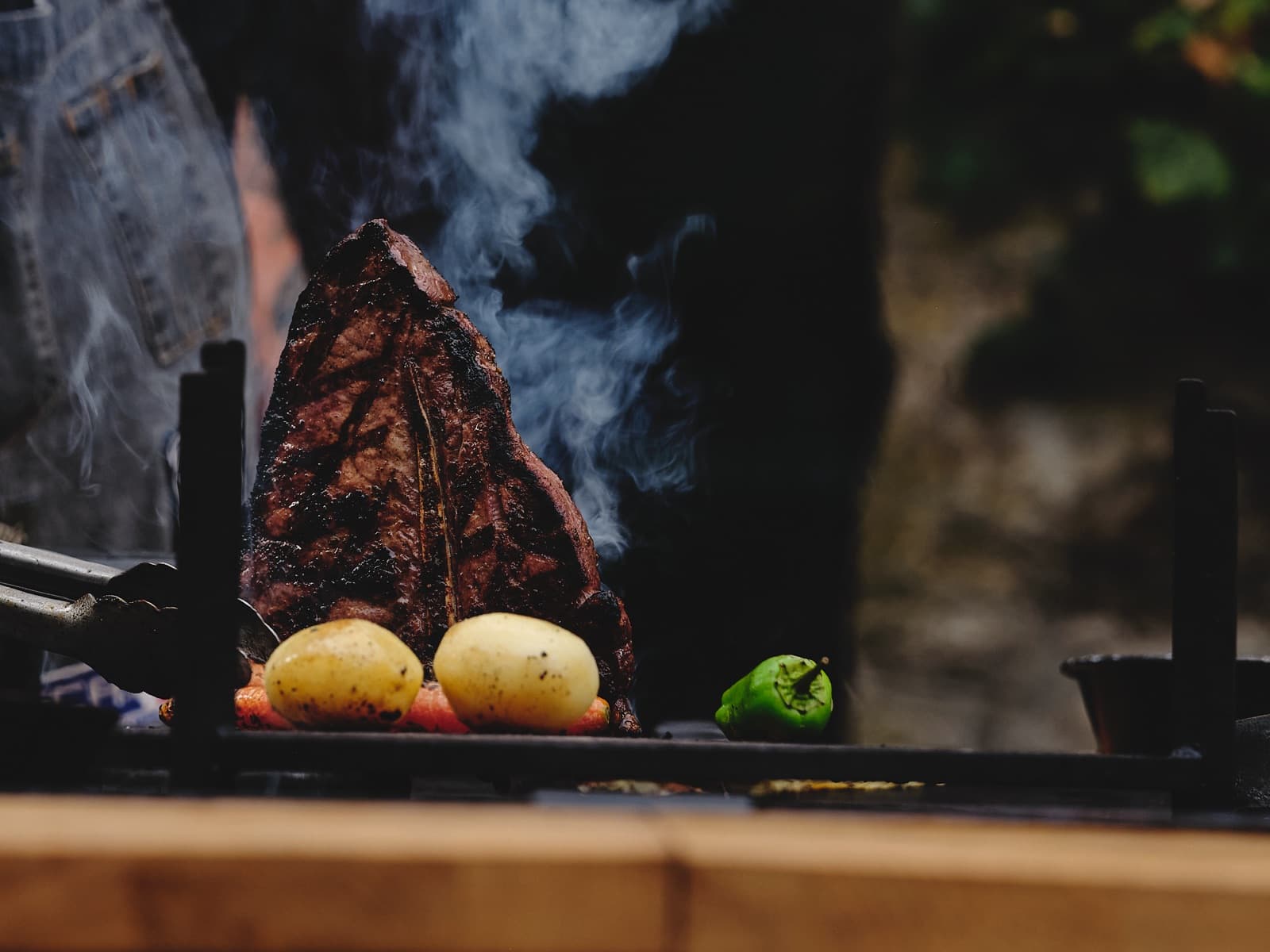 Tomahawk steak a tűz mellett