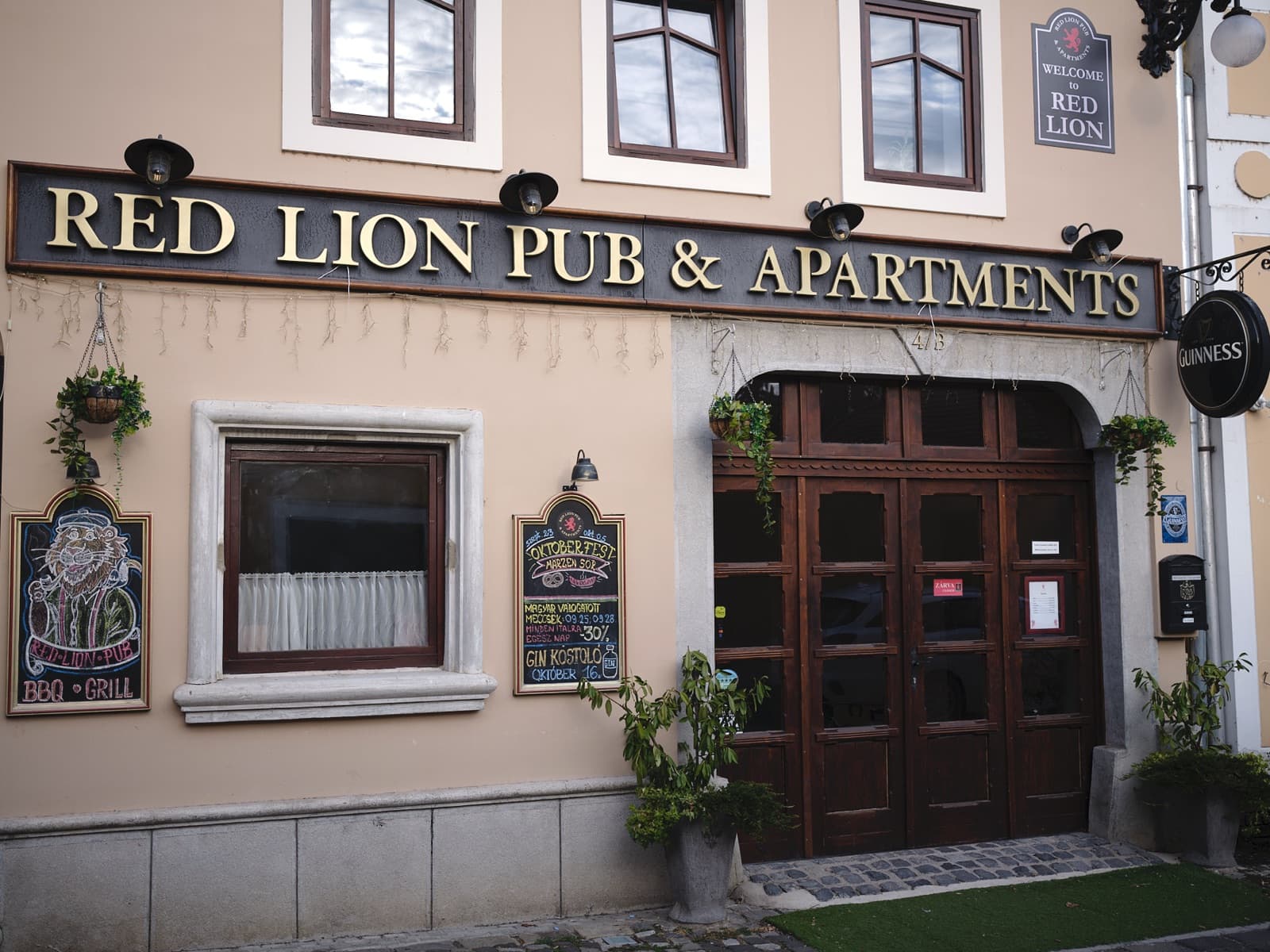 A Red Lion Pub homlokzata a Szerb utcában